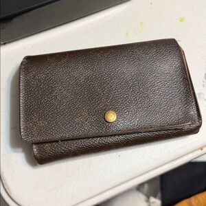 LV Wallet Givy